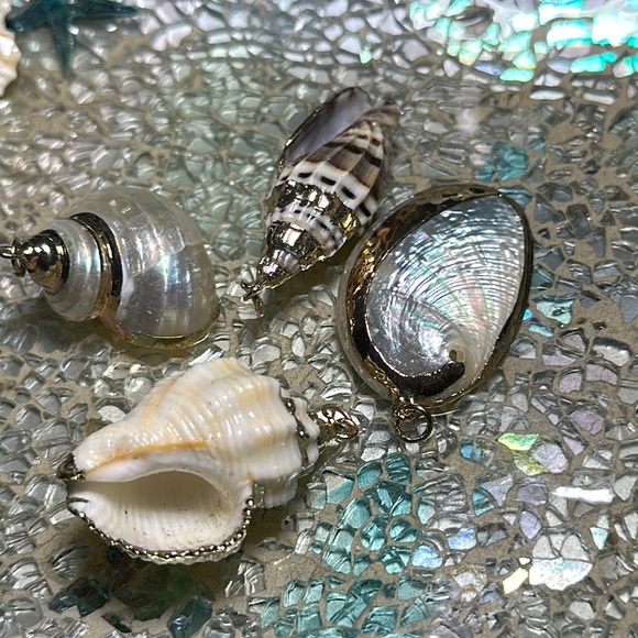 Group bundle of 4 gold small shells 1” necklace charms - Picture 3 of 5